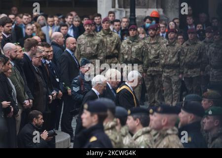 LONDRA, REGNO UNITO - 24 NOVEMBRE 2021: Il primo ministro britannico Boris Johnson (C) e il presidente della Camera dei Comuni Sir Lindsay Hoyle (CR) accolgono i membri delle forze armate britanniche che hanno prestato servizio in Afghanistan presso le Camere del Parlamento per un ricevimento il 24 novembre 2021 a Londra, Inghilterra. (Foto di Wiktor Szymanowicz/NurPhoto) Foto Stock