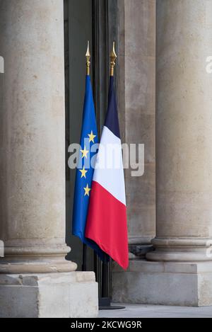 La bandiera francese all'ingresso del Palazzo Elysee durante il consiglio dei ministri, a Parigi, 24 novembre 2021. (Foto di Andrea Savorani Neri/NurPhoto) Foto Stock