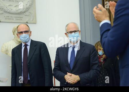 Enrico letta (L), Roberto Gualtieri (R) durante l'Assemblea dei sindaci del Partito democratico Italiano, tenutasi il 24 novembre 2021 in Campidoglio a Roma (Foto di Gloria Imbrogno/LiveMedia/NurPhoto) Foto Stock