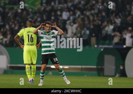 Pedro Goncalves centrocampista dello Sporting CP festeggia dopo aver segnato un gol durante la partita di UEFA Champions League Group C tra Sporting CP e Borussia Dortmund allo stadio Jose Alvalade di Lisbona, Portogallo, il 24 novembre 2021. (Foto di Valter Gouveia/NurPhoto) Foto Stock