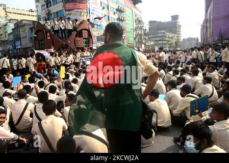 Gli studenti bloccano una strada allo Zero Point mentre protestano chiedendo giustizia per la morte di un collega durante un incidente stradale, a Dhaka, Bangladesh, il 25 novembre 2021. Secondo la polizia, uno studente del secondo anno del Notre Dame College, Nayeem Hasan, è stato ucciso in un incidente stradale il 24 novembre, quando un camion della spazzatura Dhaka City Corporation lo ha colpito nella zona di Gulistan di Dhaka. (Foto di Mamunur Rashid/NurPhoto) Foto Stock