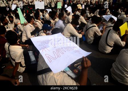 Gli studenti bloccano una strada allo Zero Point mentre protestano chiedendo giustizia per la morte di un collega durante un incidente stradale, a Dhaka, Bangladesh, il 25 novembre 2021. Secondo la polizia, uno studente del secondo anno del Notre Dame College, Nayeem Hasan, è stato ucciso in un incidente stradale il 24 novembre, quando un camion della spazzatura Dhaka City Corporation lo ha colpito nella zona di Gulistan di Dhaka. (Foto di Mamunur Rashid/NurPhoto) Foto Stock