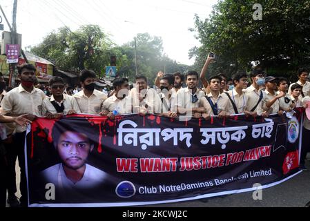 Gli studenti bloccano una strada allo Zero Point mentre protestano chiedendo giustizia per la morte di un collega durante un incidente stradale, a Dhaka, Bangladesh, il 25 novembre 2021. Secondo la polizia, uno studente del secondo anno del Notre Dame College, Nayeem Hasan, è stato ucciso in un incidente stradale il 24 novembre, quando un camion della spazzatura Dhaka City Corporation lo ha colpito nella zona di Gulistan di Dhaka. (Foto di Mamunur Rashid/NurPhoto) Foto Stock