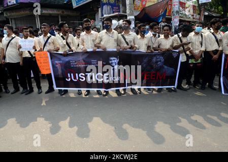 Gli studenti bloccano una strada allo Zero Point mentre protestano chiedendo giustizia per la morte di un collega durante un incidente stradale, a Dhaka, Bangladesh, il 25 novembre 2021. Secondo la polizia, uno studente del secondo anno del Notre Dame College, Nayeem Hasan, è stato ucciso in un incidente stradale il 24 novembre, quando un camion della spazzatura Dhaka City Corporation lo ha colpito nella zona di Gulistan di Dhaka. (Foto di Mamunur Rashid/NurPhoto) Foto Stock