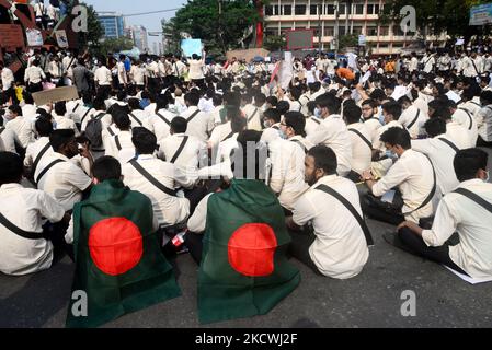 Gli studenti bloccano una strada allo Zero Point mentre protestano chiedendo giustizia per la morte di un collega durante un incidente stradale, a Dhaka, Bangladesh, il 25 novembre 2021. Secondo la polizia, uno studente del secondo anno del Notre Dame College, Nayeem Hasan, è stato ucciso in un incidente stradale il 24 novembre, quando un camion della spazzatura Dhaka City Corporation lo ha colpito nella zona di Gulistan di Dhaka. (Foto di Mamunur Rashid/NurPhoto) Foto Stock