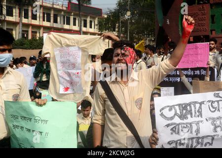 Gli studenti bloccano una strada allo Zero Point mentre protestano chiedendo giustizia per la morte di un collega durante un incidente stradale, a Dhaka, Bangladesh, il 25 novembre 2021. Secondo la polizia, uno studente del secondo anno del Notre Dame College, Nayeem Hasan, è stato ucciso in un incidente stradale il 24 novembre, quando un camion della spazzatura Dhaka City Corporation lo ha colpito nella zona di Gulistan di Dhaka. (Foto di Mamunur Rashid/NurPhoto) Foto Stock