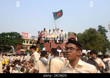 Gli studenti bloccano una strada allo Zero Point mentre protestano chiedendo giustizia per la morte di un collega durante un incidente stradale, a Dhaka, Bangladesh, il 25 novembre 2021. Secondo la polizia, uno studente del secondo anno del Notre Dame College, Nayeem Hasan, è stato ucciso in un incidente stradale il 24 novembre, quando un camion della spazzatura Dhaka City Corporation lo ha colpito nella zona di Gulistan di Dhaka. (Foto di Mamunur Rashid/NurPhoto) Foto Stock