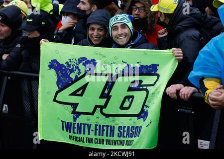 Valentino Rossi VR46 tifosi durante le News un altro giro il 25 novembre 2021 all'EICMA 2021 - Rho Fiera di Milano (Foto di Francesco Scaccianoce/LiveMedia/NurPhoto) Foto Stock