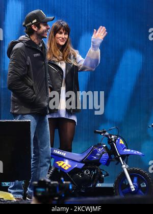 Valentino Rossi e Francesca Sofia Novello nel corso dell'evento 'One More Lap', organizzato per segnare la fine della carriera di Rossi nel MotoGP, nell'ambito della fiera motociclistica EICMA di Milano il 25 novembre 2021. (Foto di Jakub Porzycki/NurPhoto) Foto Stock