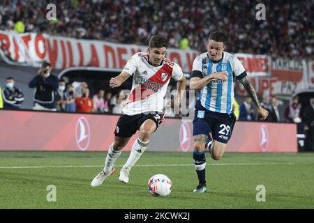 Julian Alvarez di River Plate in azione durante una partita tra River Plate e Racing Club come parte del Torneo Liga Profesional 2021 all'Estadio Monumental Antonio Vespucio liberi il 25 novembre 2021 a Buenos Aires, Argentina. (Foto di MatÃ­as Baglietto/NurPhoto) Foto Stock