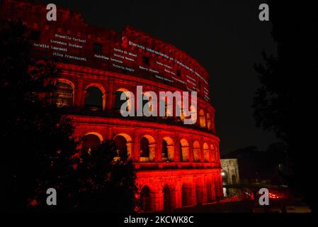 Il Colosseo illuminato in rosso durante la notizia Monumenti ed edifici delle istituzioni illuminati in rosso in occasione della giornata internazionale contro la violenza contro le donne il 25 novembre 2021 a Roma (Foto di Gloria Imbrorno/LiveMedia/NurPhoto) Foto Stock