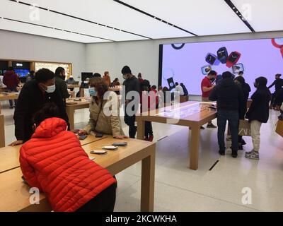 I clienti guardano i prodotti presso un Apple Store presso un centro commerciale il giorno prima del Black Friday a Toronto, Ontario, Canada, il 25 novembre 2021. In tutto il Canada il nuovo iPhone 13 Pro è stato quasi impossibile da acquistare nei negozi a causa di problemi della catena di fornitura globale, insieme con l'elevata domanda e una carenza globale di microchip. Molti clienti che hanno acquistato il nuovo iPhone 13 Pro o iPhone 13 Pro Max online hanno atteso 2-3 mesi per la consegna di iPhone in back-order ad Apple prima di poter essere spediti ai clienti. Altri negozi elettronici e mobili sono stati tutti esauriti, comprese le grandi catene li Foto Stock