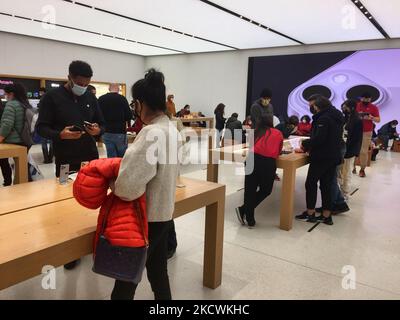 I clienti guardano i prodotti presso un Apple Store presso un centro commerciale il giorno prima del Black Friday a Toronto, Ontario, Canada, il 25 novembre 2021. In tutto il Canada il nuovo iPhone 13 Pro è stato quasi impossibile da acquistare nei negozi a causa di problemi della catena di fornitura globale, insieme con l'elevata domanda e una carenza globale di microchip. Molti clienti che hanno acquistato il nuovo iPhone 13 Pro o iPhone 13 Pro Max online hanno atteso 2-3 mesi per la consegna di iPhone in back-order ad Apple prima di poter essere spediti ai clienti. Altri negozi elettronici e mobili sono stati tutti esauriti, comprese le grandi catene li Foto Stock