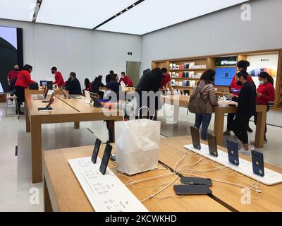 I clienti guardano i prodotti presso un Apple Store presso un centro commerciale il giorno prima del Black Friday a Toronto, Ontario, Canada, il 25 novembre 2021. In tutto il Canada il nuovo iPhone 13 Pro è stato quasi impossibile da acquistare nei negozi a causa di problemi della catena di fornitura globale, insieme con l'elevata domanda e una carenza globale di microchip. Molti clienti che hanno acquistato il nuovo iPhone 13 Pro o iPhone 13 Pro Max online hanno atteso 2-3 mesi per la consegna di iPhone in back-order ad Apple prima di poter essere spediti ai clienti. Altri negozi elettronici e mobili sono stati tutti esauriti, comprese le grandi catene li Foto Stock