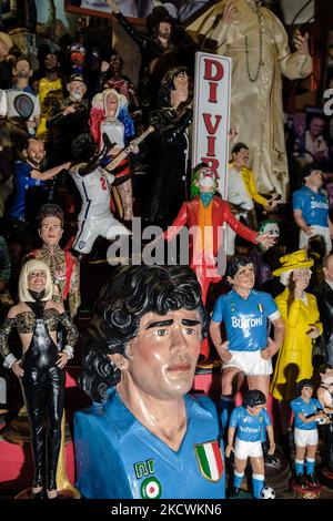 Le figure del presepe natalizio raffigurano il calciatore argentino Diego Armando Maradona, nella via dei pastori, San Gregorio Armeno a Napoli, il 25 novembre 2021, un anno dopo la morte del campione. In occasione dell'anniversario del campione argentino Diego Armando Maradona molti tifosi e famiglie provenienti anche dall'estero nella giornata del 25 novembre 2021, hanno raggiunto vari punti significativi della città per rendere omaggio all'appello del calciatore. (Foto di Manuel Dorati/NurPhoto) Foto Stock