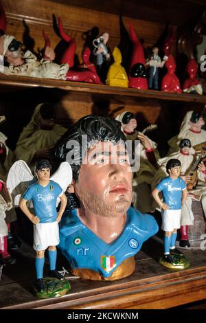 Le figure del presepe natalizio raffigurano il calciatore argentino Diego Armando Maradona, nella via dei pastori, San Gregorio Armeno a Napoli, il 25 novembre 2021, un anno dopo la morte del campione. In occasione dell'anniversario del campione argentino Diego Armando Maradona molti tifosi e famiglie provenienti anche dall'estero nella giornata del 25 novembre 2021, hanno raggiunto vari punti significativi della città per rendere omaggio all'appello del calciatore. (Foto di Manuel Dorati/NurPhoto) Foto Stock