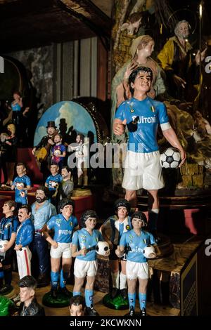 Le figure del presepe natalizio raffigurano il calciatore argentino Diego Armando Maradona, nella via dei pastori, San Gregorio Armeno a Napoli, il 25 novembre 2021, un anno dopo la morte del campione. In occasione dell'anniversario del campione argentino Diego Armando Maradona molti tifosi e famiglie provenienti anche dall'estero nella giornata del 25 novembre 2021, hanno raggiunto vari punti significativi della città per rendere omaggio all'appello del calciatore. (Foto di Manuel Dorati/NurPhoto) Foto Stock