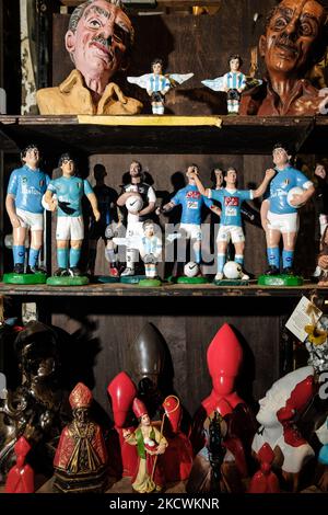 Le figure del presepe natalizio raffigurano il calciatore argentino Diego Armando Maradona, nella via dei pastori, San Gregorio Armeno a Napoli, il 25 novembre 2021, un anno dopo la morte del campione. In occasione dell'anniversario del campione argentino Diego Armando Maradona molti tifosi e famiglie provenienti anche dall'estero nella giornata del 25 novembre 2021, hanno raggiunto vari punti significativi della città per rendere omaggio all'appello del calciatore. (Foto di Manuel Dorati/NurPhoto) Foto Stock