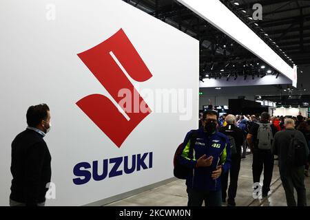 Il logo Suzuki è stato visto durante la fiera motociclistica EICMA di Milano il 25 novembre 2021. (Foto di Jakub Porzycki/NurPhoto) Foto Stock