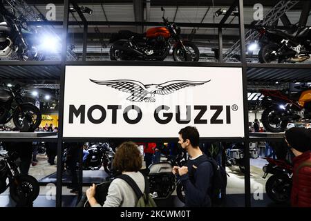 Il logo Moto Guzzi è stato visto alla fiera del motociclo EICMA di Milano il 25 novembre 2021. (Foto di Jakub Porzycki/NurPhoto) Foto Stock