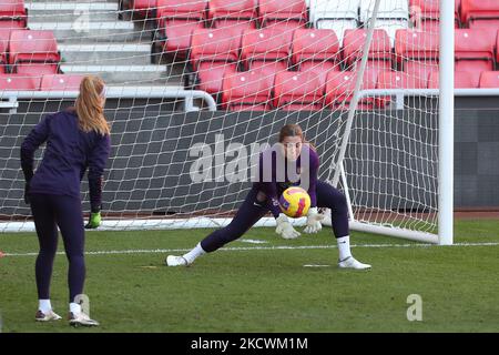 Mary Earps of England si scalda durante la sessione di allenamento femminile in Inghilterra allo Stadio di luce di Sunderland venerdì 26th novembre 2021. (Foto di Mark Fletcher/MI News/NurPhoto) Foto Stock