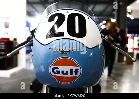 Il logo Gulf è stato visto sulla moto Moto Guzzi durante la fiera motociclistica EICMA di Milano il 25 novembre 2021. (Foto di Jakub Porzycki/NurPhoto) Foto Stock