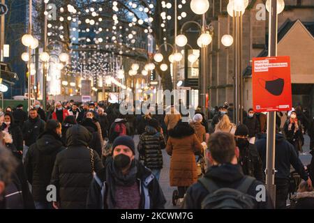 I segni della maschera sono visti nel centro della città di Colonia, Germania il 26 novembre 2021 come la città riimpone il mandato della maschera in risposta ai casi di aumento del covid 19 in Germania (Foto di Ying Tang/NurPhoto) Foto Stock