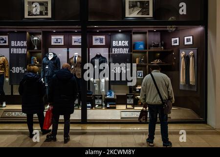 La gente che acquista nel Centro commerciale Molfetta l'ultimo giorno del Black Friday il 26 novembre 2021. Numero in crescita per il Black Friday che apre ufficialmente oggi, venerdì 26 novembre, la settimana dei super sconti nel nostro paese: 27 milioni di italiani sono pronti a fare acquisti con una crescita del 8% degli acquirenti rispetto al 2020. Questa è la previsione dei Codacons. In cima alla lista della spesa, i prodotti per se stessi o per la casa e molti giocheranno in anticipo sui regali di Natale - spiega l'associazione, sottolineando che vi è anche una grande fetta di consumatori indecisi, che valuteranno gli acquisti Foto Stock