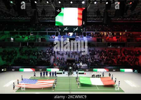 Squadre durante gli inni nazionali durante le finali della Coppa Davis di Tennis 2021 - Stage Group e - Italia vs USA il 26 novembre 2021 alla pala Alpitour di Torino (Photo by Claudio Benedetto/LiveMedia/NurPhoto) Foto Stock