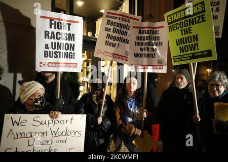 I dimostranti si radunano di fronte al CEO di Amazon Jeff Bezos residence chiedendo i diritti dei lavoratori e bloccando il sindacato il 26 novembre 2021 a New York City, USA. I lavoratori chiedono che Amazzonia arresti il sindacato negando i diritti dei lavoratori, il rispetto, le condizioni di lavoro sicure e i luoghi di lavoro liberi da razzismo e molestie (Foto di John Lamparski/NurPhoto) Foto Stock