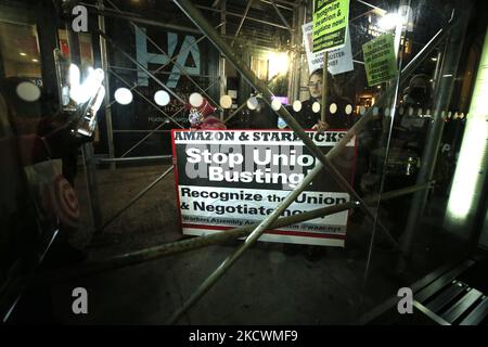 I dimostranti si radunano di fronte al CEO di Amazon Jeff Bezos residence chiedendo i diritti dei lavoratori e bloccando il sindacato il 26 novembre 2021 a New York City, USA. I lavoratori chiedono che Amazzonia arresti il sindacato negando i diritti dei lavoratori, il rispetto, le condizioni di lavoro sicure e i luoghi di lavoro liberi da razzismo e molestie (Foto di John Lamparski/NurPhoto) Foto Stock