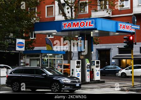 Il 25 novembre 2021 passa un'auto dalla stazione di servizio Tamoil di Milano. (Foto di Jakub Porzycki/NurPhoto) Foto Stock