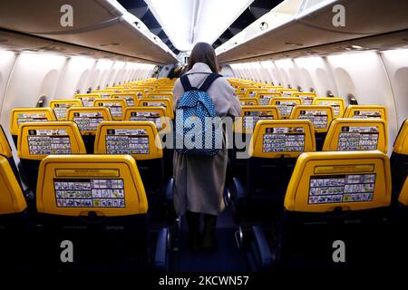 Passeggero a bordo di un aereo Ryanair Boening 737 all'aeroporto di Bergamo, Polonia, il 24 novembre 2021. (Foto di Jakub Porzycki/NurPhoto) Foto Stock