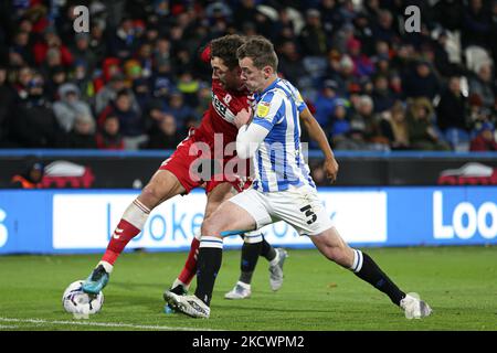 Matt Crooks di Boro (25) e Harry Toffolo (3) combattono duramente per la palla durante la partita del Campionato Sky Bet tra Huddersfield Town e Middlesbrough al John Smith's Stadium di Huddersfield sabato 27th novembre 2021. (Foto di Emily Moorby/MI News/NurPhoto) Foto Stock