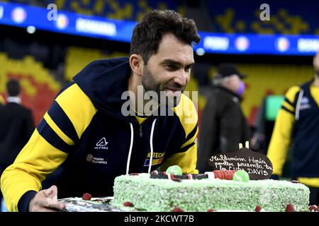 Horia Tecau riceve una torta per celebrare la sua carriera di tennis al termine della partita di doppio della Romania durante la Coppa Davis di Rakuten, in BT Arena, Cluj-Napoca, 28 novembre 2021 (Foto di Flaviu Buboi/NurPhoto) Foto Stock