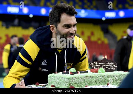 Horia Tecau riceve una torta per celebrare la sua carriera di tennis al termine della partita di doppio della Romania durante la Coppa Davis di Rakuten, in BT Arena, Cluj-Napoca, 28 novembre 2021 (Foto di Flaviu Buboi/NurPhoto) Foto Stock