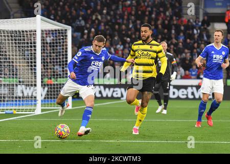 Timoty Castagne di Leicester City libera la palla con Joshua King of Watford che chiude durante la partita della Premier League tra Leicester City e Watford al King Power Stadium di Leicester domenica 28th novembre 2021. (Credit: Jon Hobley | MI News) (Photo by MI News/NurPhoto) Foto Stock