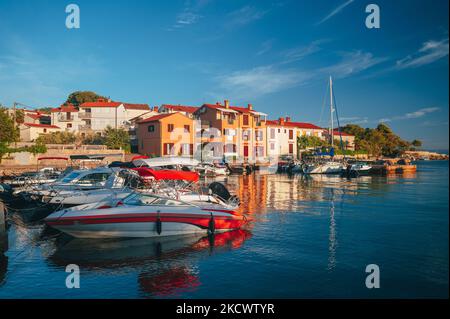 Barche sulla costa del Mare Adriatico. Foto di una bella vacanza estiva in Croazia Foto Stock