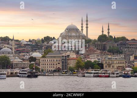 Istanbul, Turchia - 25 agosto 2022: Vista della città di Istanbul dal Ponte Galata di Eminonu, affacciato sul Corno d'Oro, con traghetti, terminal dei traghetti e la Moschea Suleymaniye prima del tramonto Foto Stock