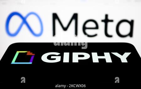 Il logo Gypy visualizzato sullo schermo di un telefono e il logo Meta visualizzato sullo schermo di un computer portatile sono visti in questa foto di illustrazione scattata a Cracovia il 29 novembre 2021 (Foto di Jakub Porzycki/NurPhoto) Foto Stock