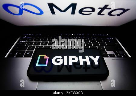 Il logo Gypy visualizzato sullo schermo di un telefono e il logo Meta visualizzato sullo schermo di un computer portatile sono visti in questa foto di illustrazione scattata a Cracovia il 29 novembre 2021 (Foto di Jakub Porzycki/NurPhoto) Foto Stock