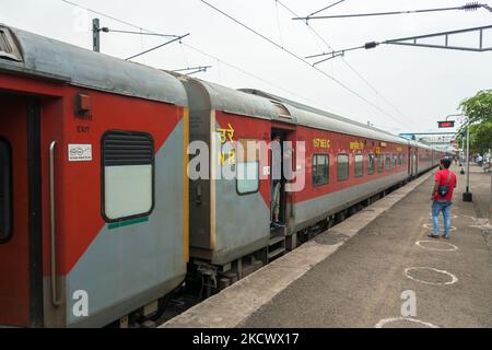 Luglio 4th 2022 Jammu e Kashmir India..14609 RISHIKESH - SMVD KATRA Hemkunt Express alla piattaforma ferroviaria con segni di allontanamento sociale sul pavimento Foto Stock