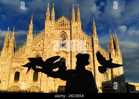 Un ragazzo con piccioni è visto di fronte al Duomo di Milano il 6 ottobre 2021. (Foto di Beata Zawrzel/NurPhoto) Foto Stock