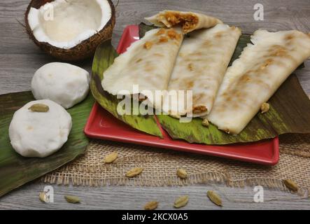 Ella Ada servì su una foglia di banana a Toronto, Ontario, Canada, il 30 novembre 2021. Ella Ada è una prelibatezza indiana dolce e tradizionale del Kerala, composta da parcelle di riso racchiuse in un impasto fatto di farina di riso, con ripieni di cocco fresco e di gaggery, cotte al vapore in foglia di banana e servite come spuntino serale. (Foto di Creative Touch Imaging Ltd./NurPhoto) Foto Stock