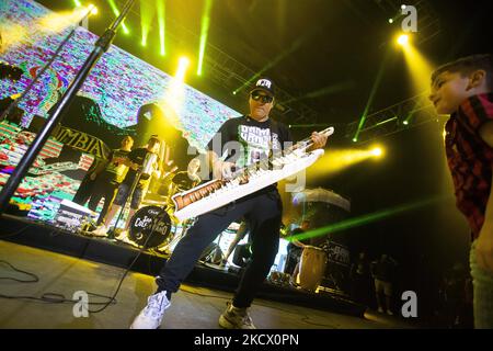 Cantante, compositore, tastierista argentino e leader del gruppo di Cumbia villera Damas Gratis, si esibisce durante uno spettacolo a Buenos Aires, Argentina, 29 novembre 2021. (Foto di Matías Baglietto/NurPhoto) Foto Stock