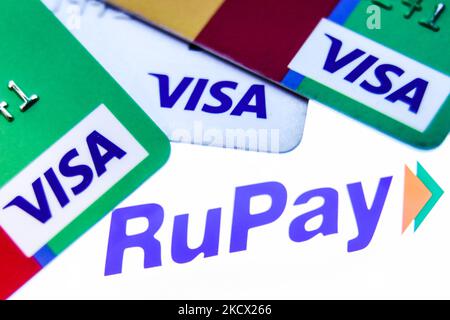 I loghi Visa sulle carte di credito e il logo di rupay visualizzati su uno schermo sono visti in questa foto di illustrazione scattata a Cracovia il 1 dicembre 2021. (Foto di Jakub Porzycki/NurPhoto) Foto Stock