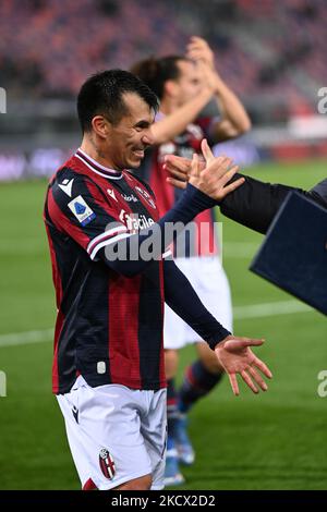 Gary Medel Bologna FC festeggia la vittoria durante la serie di calcio italiana Una partita Bologna FC vs ROMA il 01 dicembre 2021 allo stadio Renato Dall'Ara di Bologna (Photo by Gianluca Ricci/LiveMedia/NurPhoto) Foto Stock