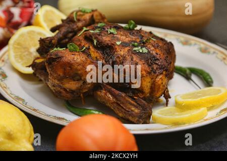 Pollo arrosto intero con spicchi di limone a Toronto, Ontario, Canada, il 30 novembre 2021. (Foto di Creative Touch Imaging Ltd./NurPhoto) Foto Stock