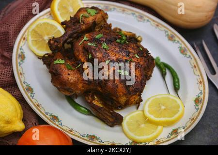 Pollo arrosto intero con spicchi di limone a Toronto, Ontario, Canada, il 30 novembre 2021. (Foto di Creative Touch Imaging Ltd./NurPhoto) Foto Stock