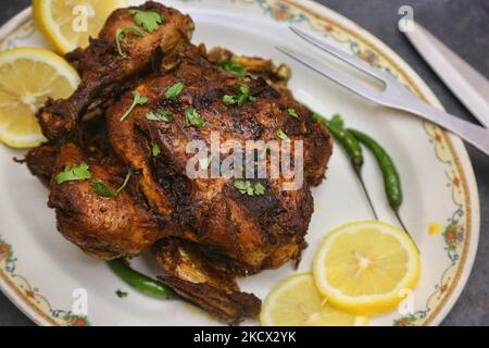 Pollo arrosto intero con spicchi di limone a Toronto, Ontario, Canada, il 30 novembre 2021. (Foto di Creative Touch Imaging Ltd./NurPhoto) Foto Stock